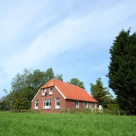 Detached Farmhouse With Play Loft בית נופש