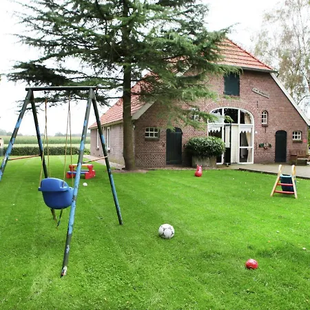 Detached Farmhouse With Play Loft בית נופש