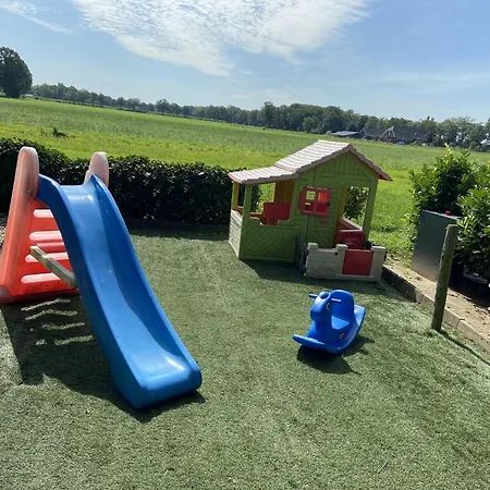 Detached Farmhouse With Play Loft בית נופש